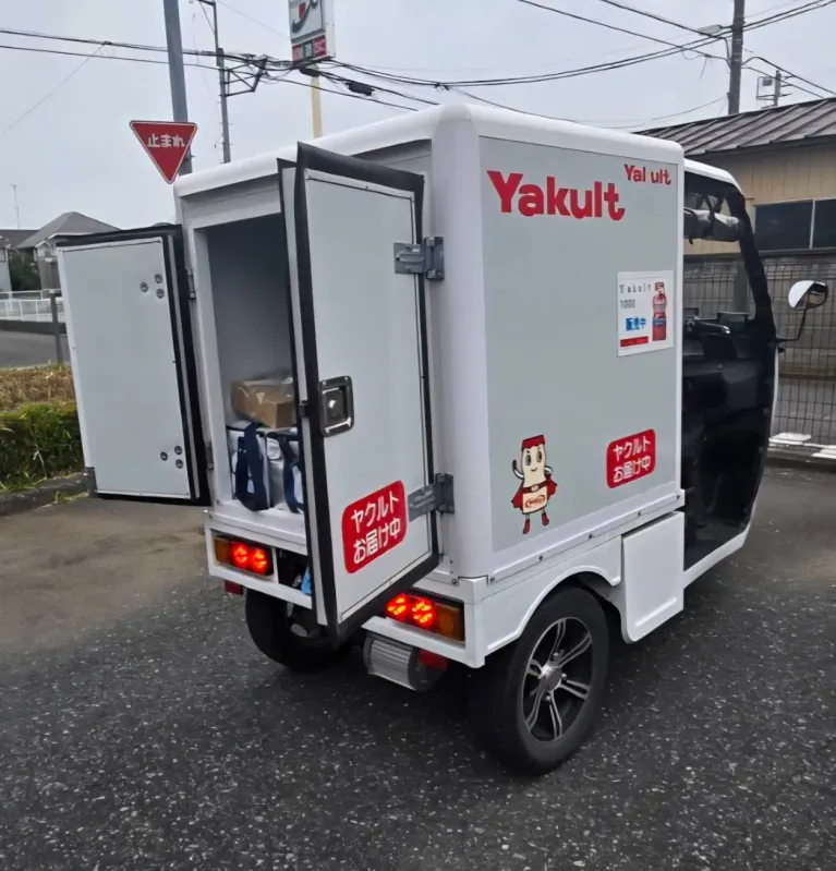 ヤクルトの宅配用三輪電動バイク